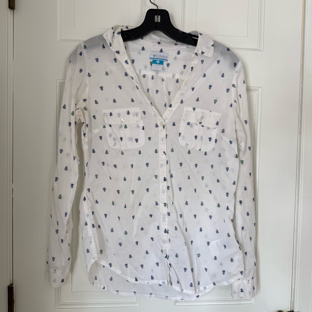 Columbia Lightweight Active White Button-Up Shirt with Pine Tree Print